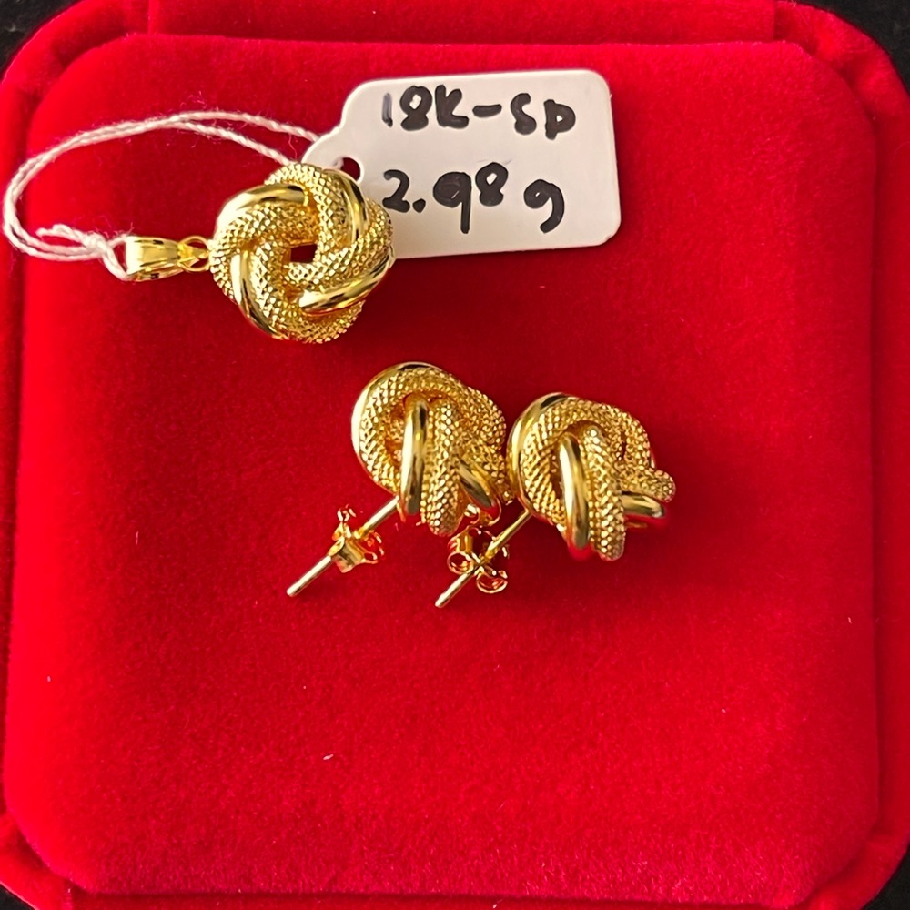 18K SAUDI GOLD EARRINGS AND PENDANT